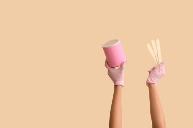 Bir kavanoz şekerleme macunu ve bej arka planda yapışmış kadın elleri. Yasaklama kavramı