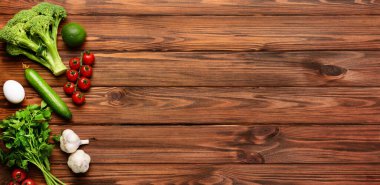 Ahşap zemin üzerinde taze sebzeler ve metin için yer var.