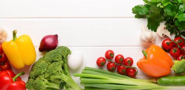 Beyaz ahşap zemin üzerinde taze sebzeler ve metin için boşluk