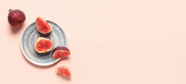 Bej arkaplanda taze incir tabaka metin için boşluk, üst görünüm