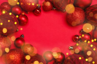 Kırmızı arkaplanda Noel toplarından yapılmış çerçeve
