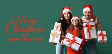 Yeşil arka planda hediyeleri olan mutlu bir aile. Noel ve Yeni Yıl Sancakları