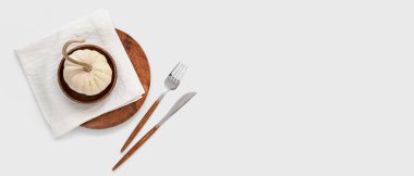 Beyaz zemin üzerinde balkabağı ile sonbahar tablo ayarları metin için boşluk ile