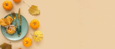 Bej arkaplan üzerinde balkabakları ve kurumuş yapraklar ile sonbahar tablo ayarları metin için boşluk ile