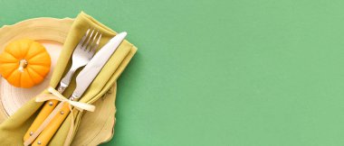 Yeşil zemin üzerinde balkabağı ile sonbahar tablo ayarları metin için boşluk ile