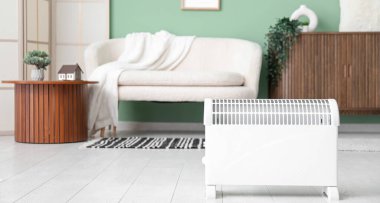 Oturma odasında elektrikli ısıtıcı var. Isınma mevsimi kavramı