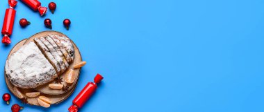 Lezzetli Noel süsleri, şekerleme ve süslemeler mavi arka planda metin için yer var