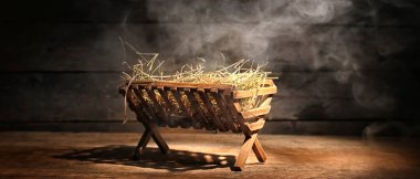 Samanlı ve dumanlı ahşap arka planda bir ahır. Noel hikayesi kavramı