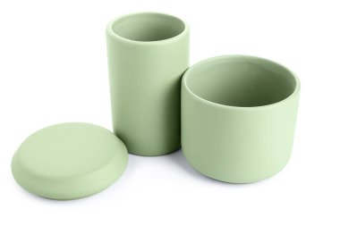 Beyaz arka planda banyo aksesuarları için kavanozlar