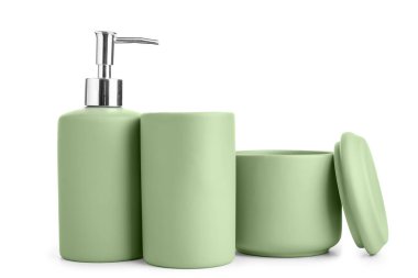 Beyaz arka planda banyo malzemeleri.