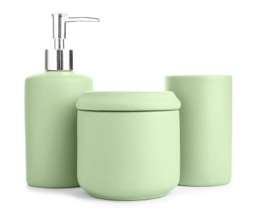 Beyaz arka planda banyo malzemeleri.