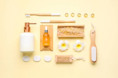 Farklı banyo malzemelerine sahip kompozisyon, turuncu arka planda taşlar ve tesisat