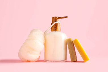 Pembe arka planda banyo lifli sabun dağıtıcısı.