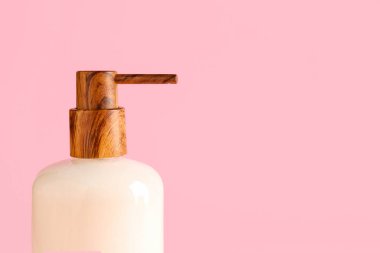 Pembe arka planda sabun dağıtıcısı