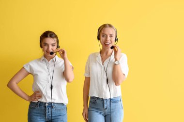 Sarı arka planda bayan teknik destek ajanları