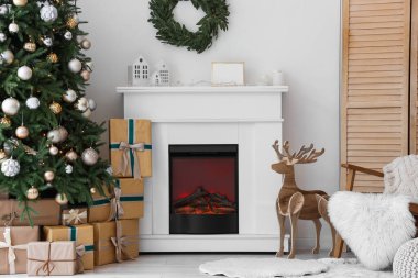 Noel ağacının altında hediye kutularıyla dolu bir oturma odası.