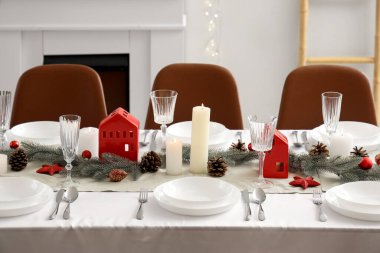 Evde Noel dekoruyla şenlik masası.