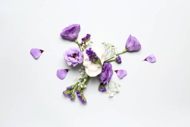 Beyaz arka planda insan kafatası ve güzel çiçekli kompozisyon