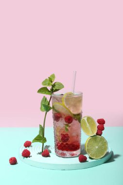 Bir bardak lezzetli ahududu mojito, limonlu ve nane arkaplanlı.