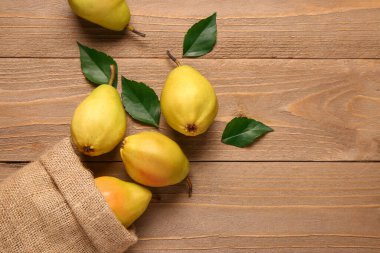 Taze armut ve ahşap armut yapraklı çuval.