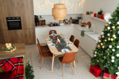 Noel süslemeleri ile neşeli mutfağın bulanık görüntüsü