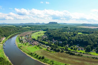 Almanya 'daki Elbe nehri ve köyünün havadan görünüşü