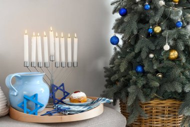 Menoralı tepsi, bankta sürahi ve çörek, yakın plan.