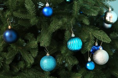 Mavi ve gümüş mücevherlerle süslenmiş Noel ağacı, yakın plan.