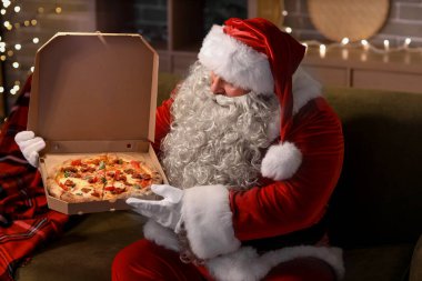 Noel arifesinde evde lezzetli pizzalı Noel Baba