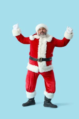 Mavi arka planda dans eden Noel Baba