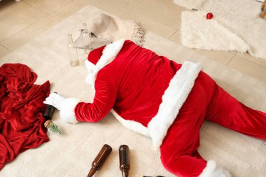 Sarhoş Noel Baba Noel partisinde yerde yatıyor.