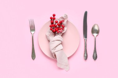 Pembe arka planda Rowan 'la güzel bir Noel masası.