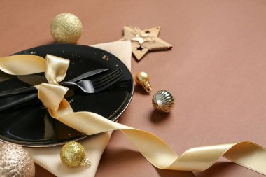 Kahverengi arka planda Noel topları olan güzel bir masa.