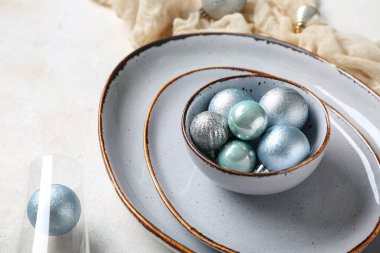 Beyaz arka planda Noel topları olan güzel bir masa.