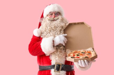 Noel Baba pembe arka planda bir kutu lezzetli pizzayla