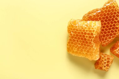 Sarı arka planda tatlı bal petekleri