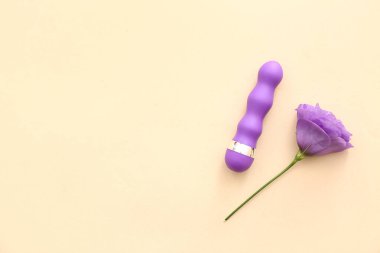 Bej arka planda güzel bir östoma çiçeği ve vibratör