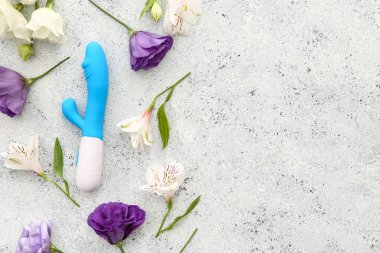 Güzel çiçekli kompozisyon ve ışık arka planında vibratör