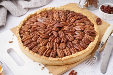 Hafif arka planda lezzetli cevizli ahşap tahta.