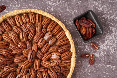 Lezzetli cevizli turta gri arka plan üzerinde