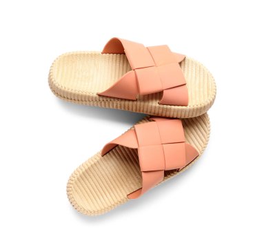 Beyaz arka planda turuncu kadın terlikleri