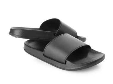 Beyaz arka planda siyah kadın terlikleri