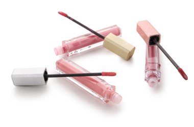 Beyaz arka planda farklı tonlarda güzel sıvı pembe rujlar.