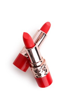 Beyaz arkaplanda güzel kırmızı rujlar