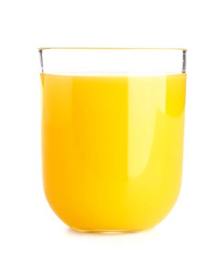 Beyaz arka planda bir bardak taze portakal suyu.