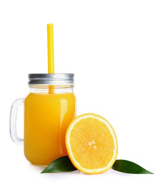 Mason kavanoza beyaz zemin üzerine taze portakal suyu