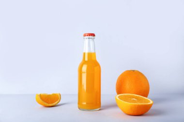 Beyaz arka planda bir şişe taze portakal suyu.