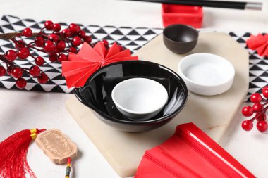 Kaseli tepsi, fincan ve dekorlu beyaz grunge arka plan. Çin masa ayarları