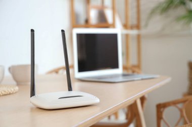 Modern Wi-Fi yönlendirici yemek masasında, aydınlık odada, yakın çekim