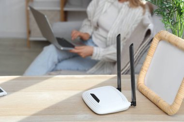 Odasında çerçeve olan modern Wi-Fi yönlendirici, yakın plan.